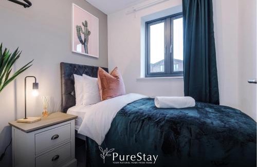 Failsworth Haus | Spacious 5-bedroom Contractor House Sleeps 7 with Parking by PureStay