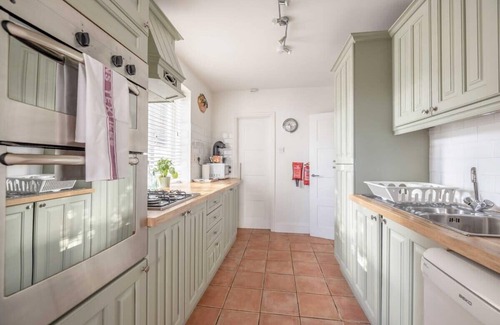 Fifield Haus | Spacious 5-Bedroom Family Home in Windsor