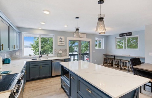 Lake of the Ozarks Haus | Spacious 5-bedroom house in fabulous Lake Ozark with dock just doors from H-toad