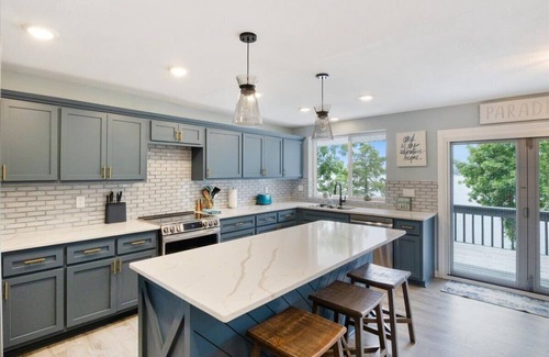 Lake of the Ozarks Haus | Spacious 5-bedroom house in fabulous Lake Ozark with dock just doors from H-toad