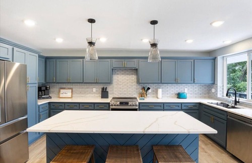 Lake of the Ozarks Haus | Spacious 5-bedroom house in fabulous Lake Ozark with dock just doors from H-toad