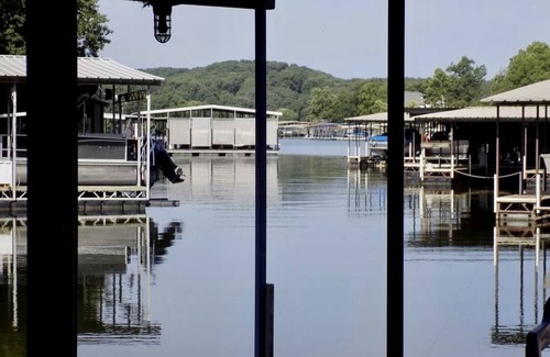 Linn Creek Haus | Spacious 5 Bedroom House ON THE LAKE, Private Dock, rent 2nd house next door!