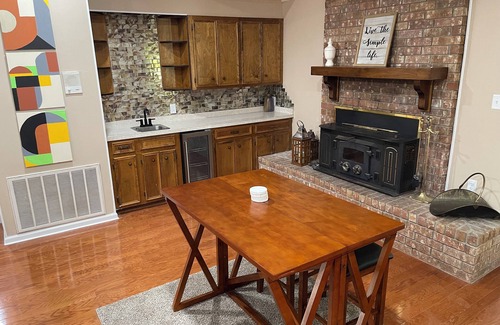 Moscow Haus | Spacious 5-bedroom house in welcoming Pine Bluff with WiFi, AC