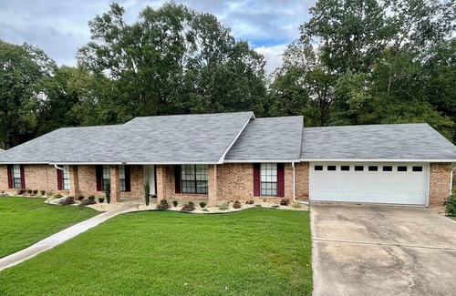 Moscow Haus | Spacious 5-bedroom house in welcoming Pine Bluff with WiFi, AC
