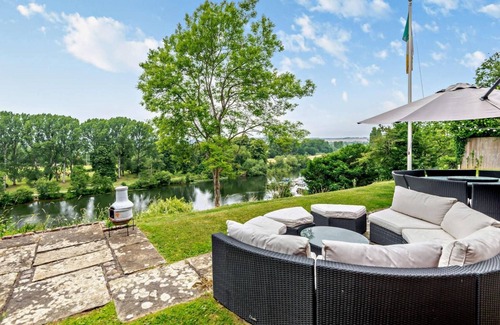 Cookham Dean Haus | Spacious 5-bedroom house on the Thames with river access in lovely Berkshire