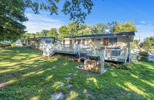 Aspen Hill Haus | Spacious 5-Bedroom House in Rockville Fast WiFi, Gaming Area & Fenced Yard