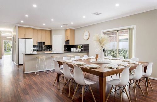 Adelaide Central Business District Haus | Spacious 5 Bedroom Home Ideal for Families and Large Groups