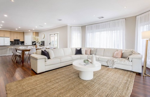 Adelaide Central Business District Haus | Spacious 5 Bedroom Home Ideal for Families and Large Groups