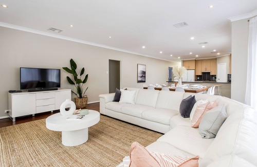 Adelaide Central Business District Haus | Spacious 5 Bedroom Home Ideal for Families and Large Groups