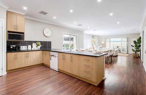 Adelaide Central Business District Haus | Spacious 5 Bedroom Home Ideal for Families and Large Groups