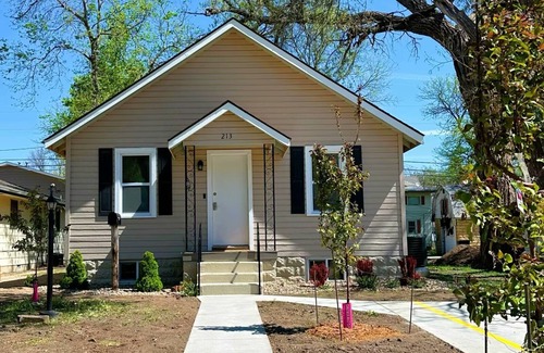 Hays Haus | 5-bedroom house in Hays with AC, WiFi