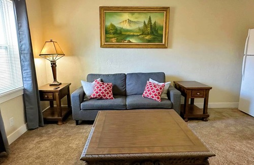 Hays Haus | 5-bedroom house in Hays with AC, WiFi