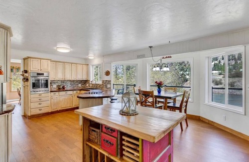 Superior Haus | Spacious 5 bedroom Riverfront Retreat Hot Tub, Sauna & Family Fun, WiFi & More!