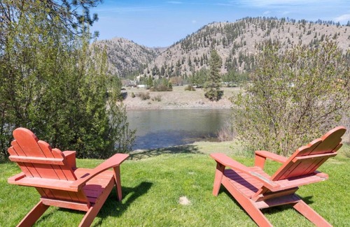Superior Haus | Spacious 5 bedroom Riverfront Retreat Hot Tub, Sauna & Family Fun, WiFi & More!