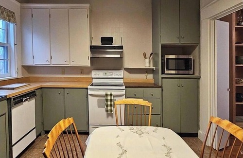 Damariscotta Haus | Spacious 4-bedrooms on dead end street. WiFi, AC. Walk to charming Damariscotta.