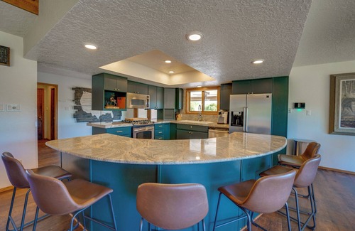 Flora Vista Haus | Spacious 5-bedroom House with WiFi and Central AC in Quiet Flora Vista