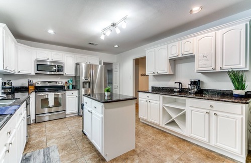 North San Antonio - SAT Haus | Spacious 5BR Retreat w/ Pool, Hot Tub, Game Room & Pool Table - Sleeps 14