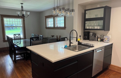 Old West Side Haus | Spacious 5BR Townhouse w/ Roof Deck, Walk to Main St in Ann Arbor