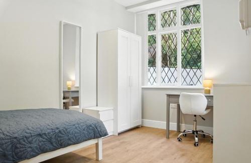 Walsall Haus | Spacious 6-Bedroom/6-Bathroom Stay in Bloxwich