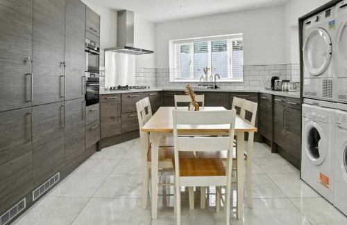 Walsall Haus | Spacious 6-Bedroom/6-Bathroom Stay in Bloxwich