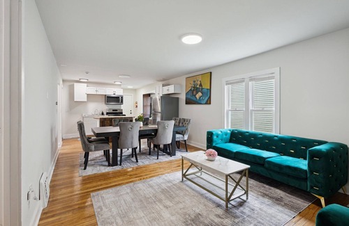 Lansing Haus | Spacious 6-bedroom building in fabulous Lansing with WiFi, AC