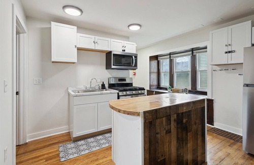 Lansing Haus | Spacious 6-bedroom building in fabulous Lansing with WiFi, AC