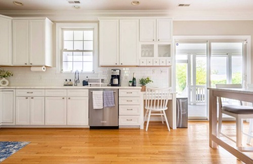 Shady Side Haus | Spacious 6-bedroom country house on the water in beautiful Shady Side with WiFi