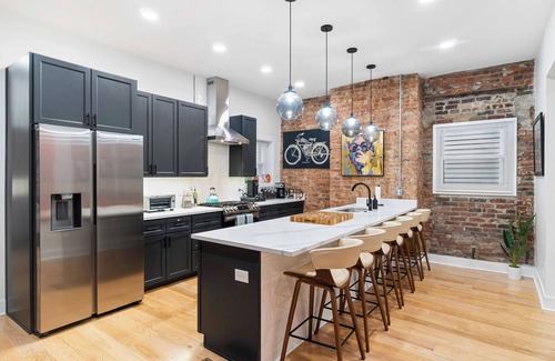 Bloomfield Haus | Spacious 6-bedroom house in charming Pittsburgh with AC
