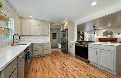 Grandview Haus | Spacious 6-bedroom house in Grandview with AC, WiFi. Pets Welcome!