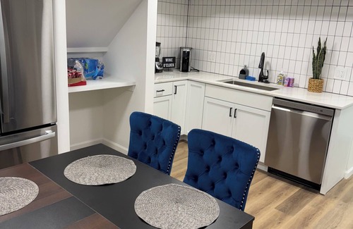 Lansing Haus | Spacious 6-bedroom house with AC, WiFi in lovely Lansing