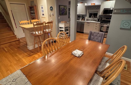 Hull Haus | Spacious 6-bedroom house with AC, WiFi in charming Hull only steps to the beach.