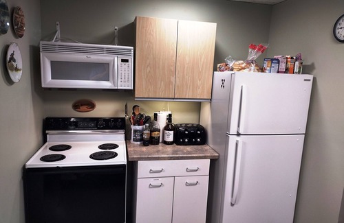 Medina Kabine | SPACIOUS 6-BEDROOM SINGLE LEVEL LODGE IN MEDINA, WIFI, AC, PARKING LOT, GARAGE