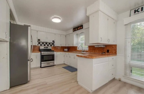 Grand Rapids Haus | Spacious 6-bedroom house in lovely Grand Rapids with WiFi