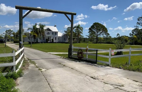 Quiet Place In The Country Haus | Spacious 6-bedroom house in charming Port Orange with WiFi, AC Pool