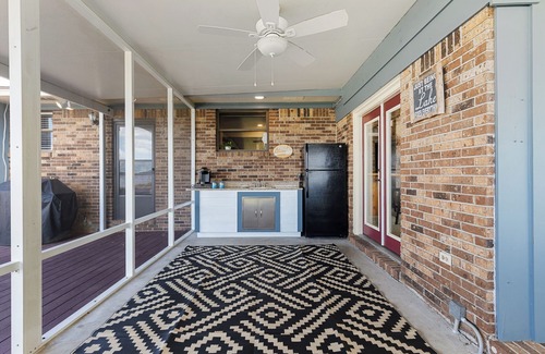 Hampton Haus | Spacious 7-bedroom, 7-bathroom lake front house in brilliant Hampton, sleeps 17!