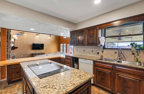 Hampton Haus | Spacious 7-bedroom, 7-bathroom lake front house in brilliant Hampton, sleeps 17!