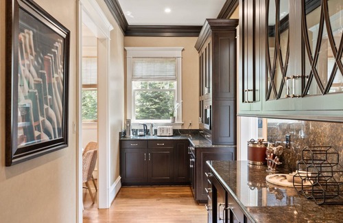 Jefferson Manor Haus | Spacious 7-bedroom house with water views, AC, Heat, WiFi in charming Alexandria