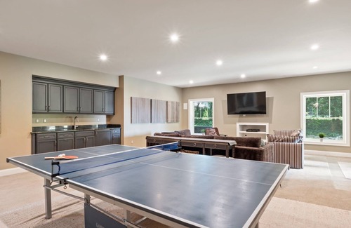 Jefferson Manor Haus | Spacious 7-bedroom house with water views, AC, Heat, WiFi in charming Alexandria