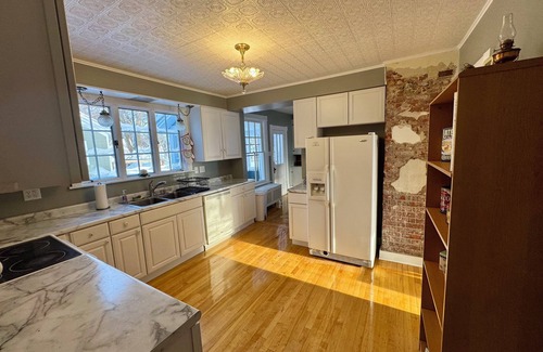 Laurium Haus | Spacious 7-bedroom house with WiFi, Garage, Sauna, and AC in amazing Calumet