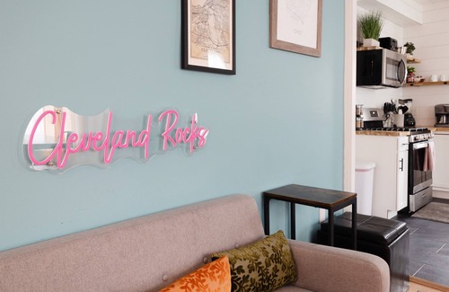 Hough Haus | Spacious 8 BR Near CWRU, Cleveland Clinic, & UH!