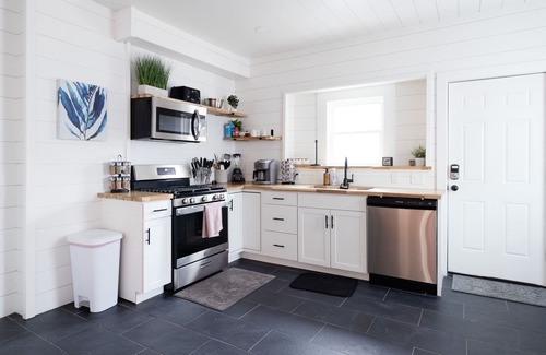 Hough Haus | Spacious 8 BR Near CWRU, Cleveland Clinic, & UH!