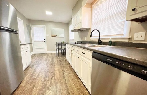 East Memphis Haus | Spacious 8BR Getaway: 2 Homes, BBQ Near Downtown