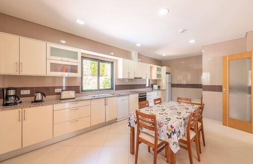 Albufeira Villa | Spacious Albufeira Villa | 4 Bedrooms | Villa Avos De Parra | Air Conditioned Bedrooms | Private Setting