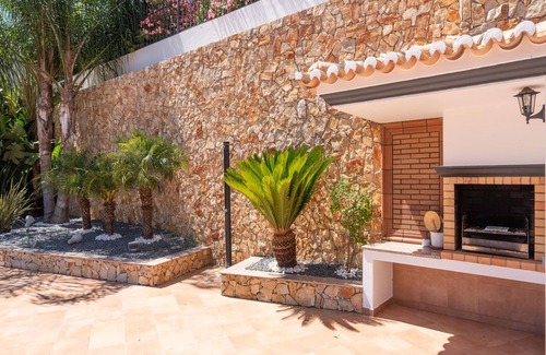 Albufeira Villa | Spacious Albufeira Villa | 4 Bedrooms | Villa Avos De Parra | Air Conditioned Bedrooms | Private Setting