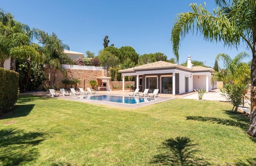 Albufeira Villa | Spacious Albufeira Villa | 4 Bedrooms | Villa Avos De Parra | Air Conditioned Bedrooms | Private Setting
