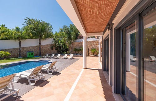 Albufeira Villa | Spacious Albufeira Villa | 4 Bedrooms | Villa Avos De Parra | Air Conditioned Bedrooms | Private Setting