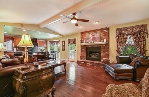 St. Peters Haus | Spacious and Comfortable Home in Saint Peters