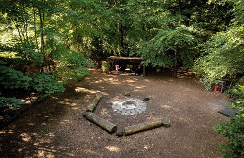 Burghclere Wohnmobilvermietung | Spacious and cosy 6 meter Bedouin Bell Tent in a secluded woodland clearing