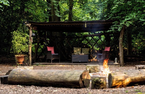 Burghclere Wohnmobilvermietung | Spacious and cosy 6 meter Bedouin Bell Tent in a secluded woodland clearing