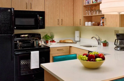 Flagstaff Hotel | Spacious and Modern Suites Near Bushmaster Park, Pets are Allowed, Pool!